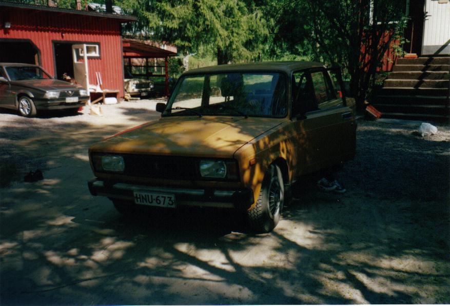 Vuoden 1981 Lada 2105, ajettu 250 tkm, kuvattu vuonna 2000