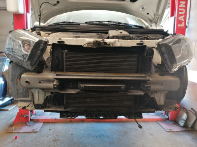 puskurintakaa.jpg (937.52 KiB) Katsottu 6213 kertaa Puskuri irti ja ruosteiset palkin päät loistaa